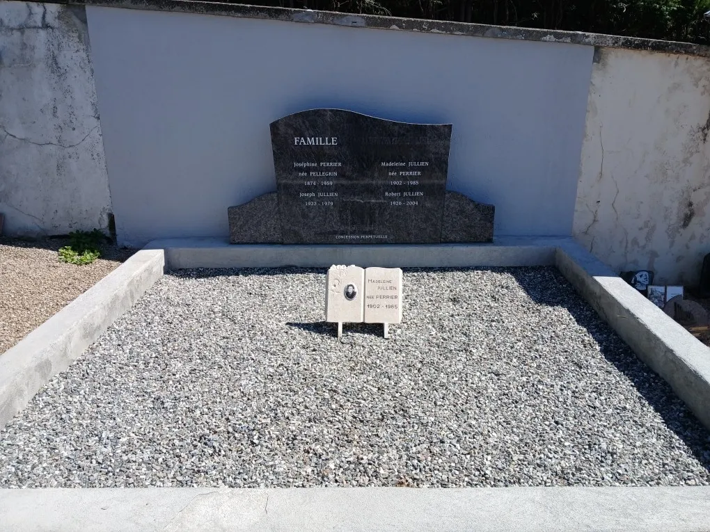 Monument double avec gravier