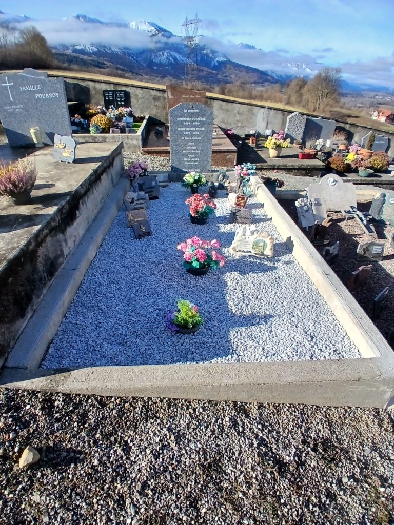 Tombe avec graviers blancs
