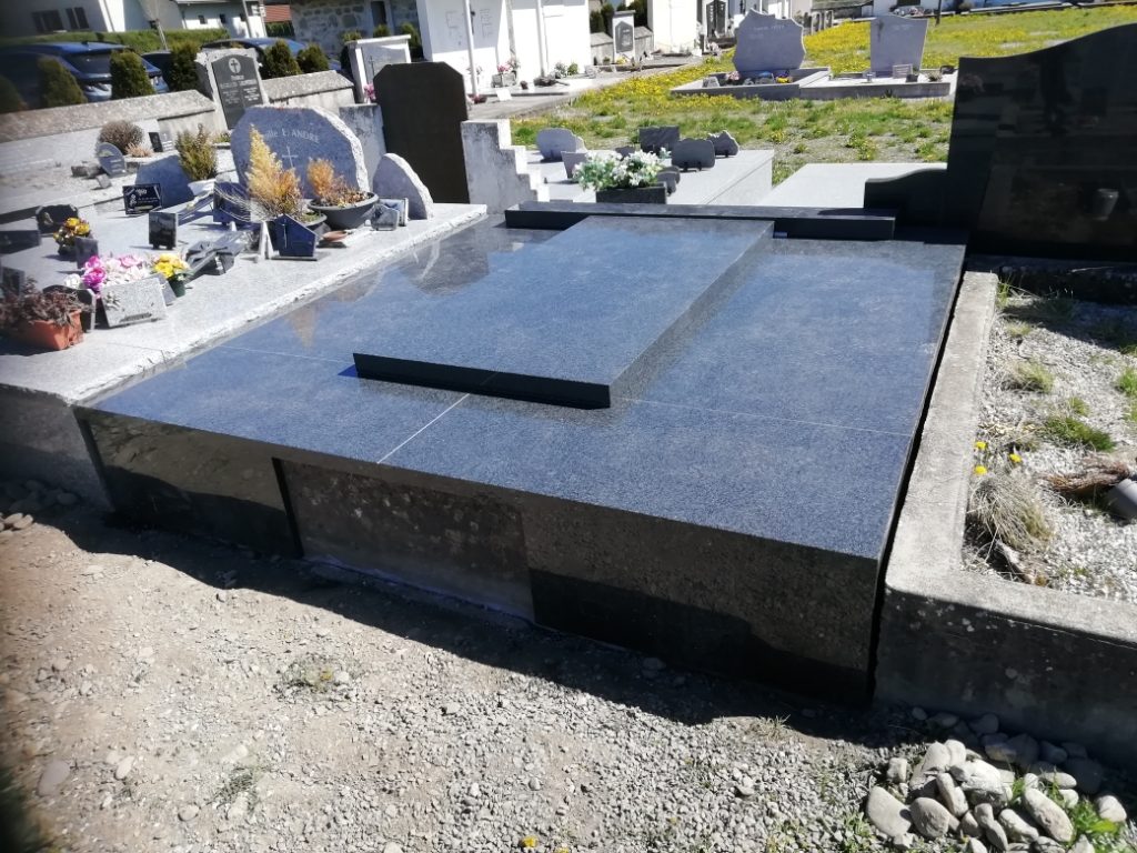 Monument double en granit noir
