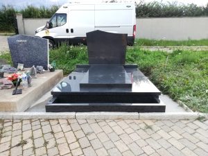 Monument funéraire en granit noir installé au cimetière par SARL REVEL MICHEL