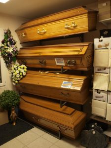 Choix de cercueils en bois exposés en salle d'exposition, Pompes Funèbres REVEL MICHEL