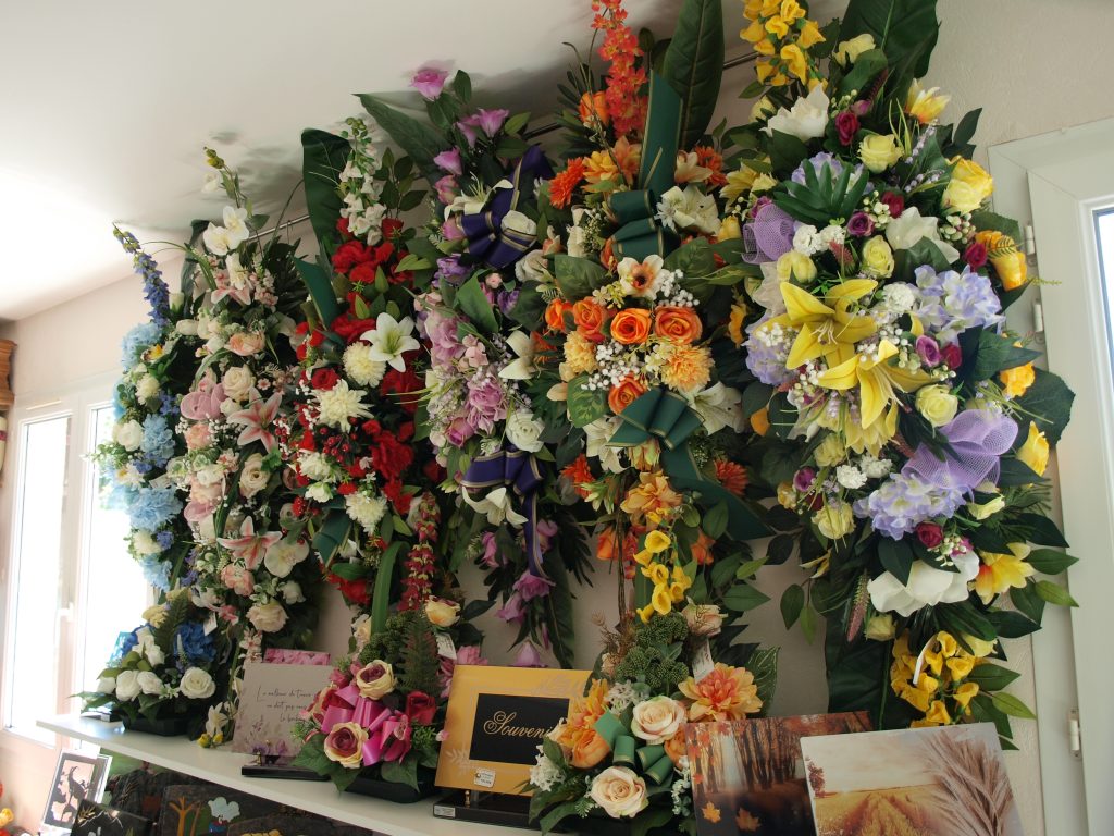 Fleurs artificielles au magasin funéraire de la SARL REVEL MICHEL 